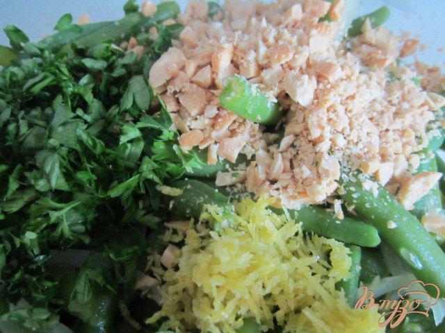 Фото приготовление рецепта: Салат со стручковой фасолью и сыром Фета шаг №8