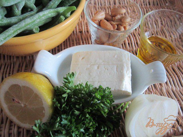 Фото приготовление рецепта: Салат со стручковой фасолью и сыром Фета шаг №1