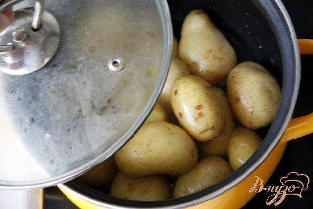 Фото приготовление рецепта: Жареный молодой картофель шаг №3