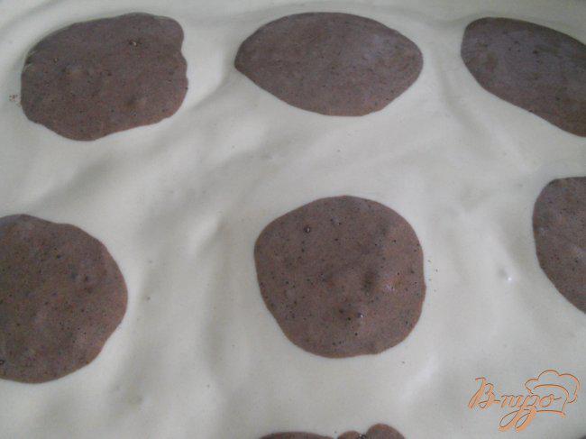 Фото приготовление рецепта: Пирожное бисквитное с кофейным кремом «Мраморное» шаг №3