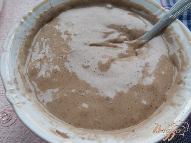 Фото приготовление рецепта: Пирожное бисквитное с кофейным кремом «Мраморное» шаг №2
