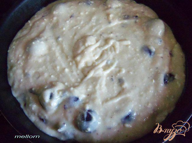 Фото приготовление рецепта: Йогуртовый пирог с виноградом и шоколадом шаг №4