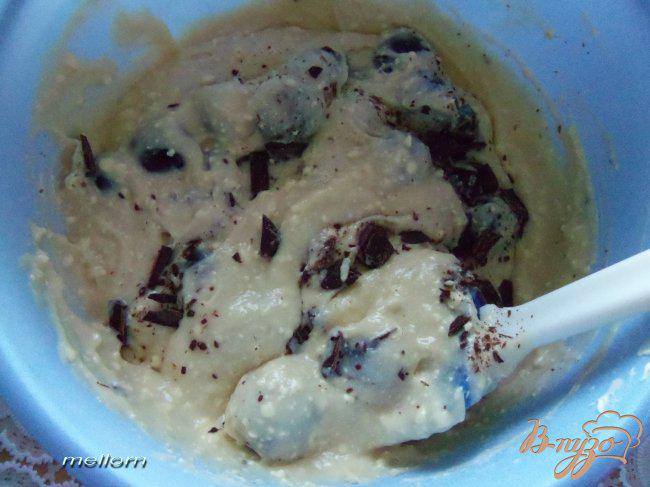 Фото приготовление рецепта: Йогуртовый пирог с виноградом и шоколадом шаг №3