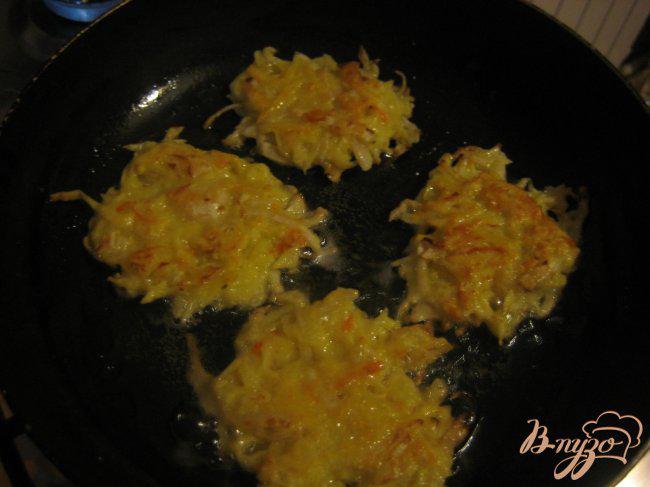 Фото приготовление рецепта: Картофельно-капустные оладьи шаг №4