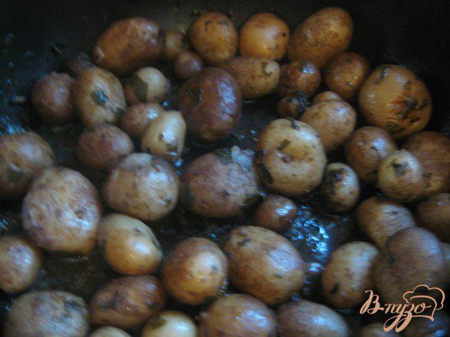 Фото приготовление рецепта: Картофель молодой с базиликом шаг №4
