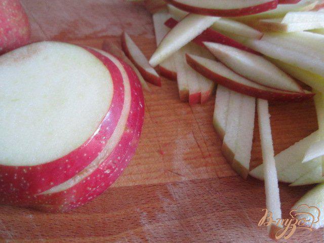 Фото приготовление рецепта: Салат из желтой  чечевицы, яблока и крабовых палочек шаг №2