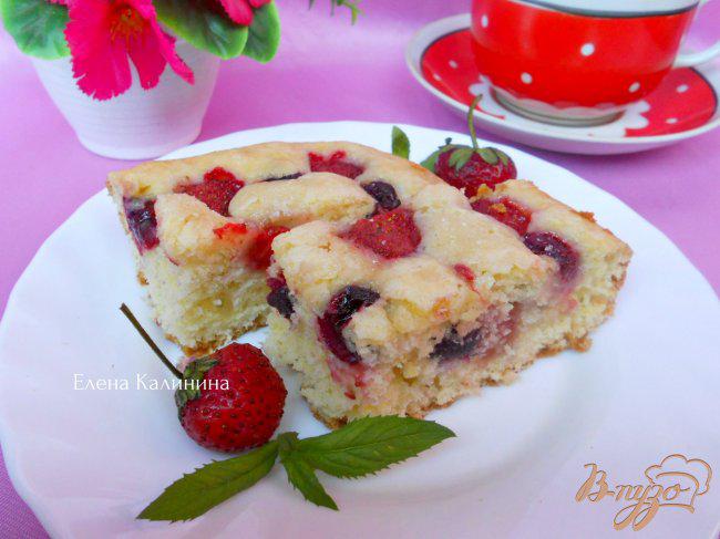 Фото приготовление рецепта: Быстрый пирог с ягодами шаг №6