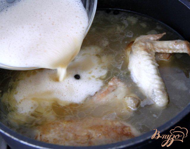 Фото приготовление рецепта: Суп из курицы с сельдереем по-гречески шаг №7