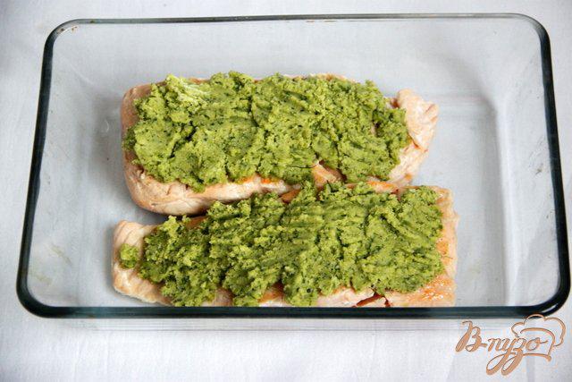 Фото приготовление рецепта: Лосось под зелёной корочкой с гарниром из пикантной капусты шаг №4