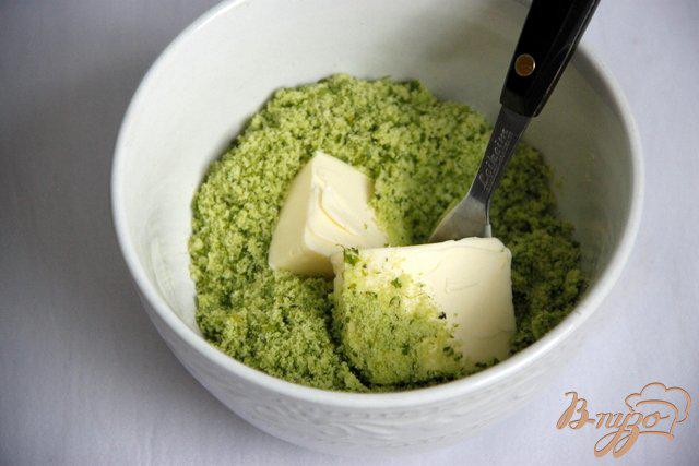 Фото приготовление рецепта: Лосось под зелёной корочкой с гарниром из пикантной капусты шаг №2