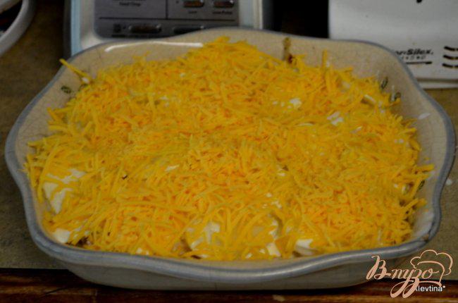 Фото приготовление рецепта: Картофельная запеканка с грибами и сыром шаг №4