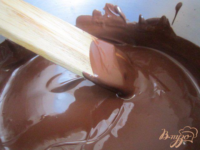 Фото приготовление рецепта: Шоколадные конфеты с лимонным кремом и вишневым конфитюром шаг №2