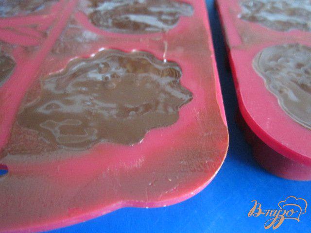 Фото приготовление рецепта: Шоколадные конфеты с лимонным кремом и вишневым конфитюром шаг №6