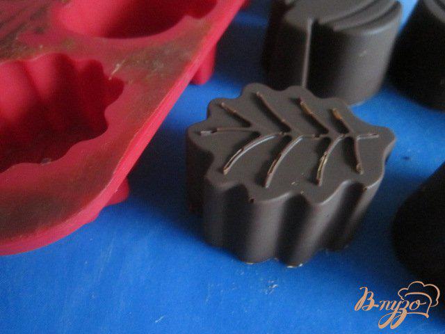 Фото приготовление рецепта: Шоколадные конфеты с лимонным кремом и вишневым конфитюром шаг №7