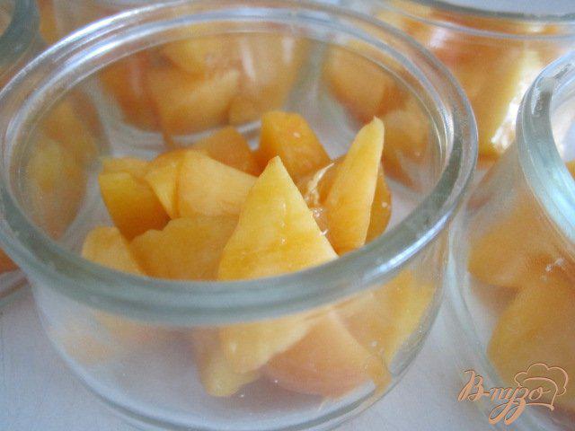 Фото приготовление рецепта: Апельсиновый десерт с персиками шаг №4