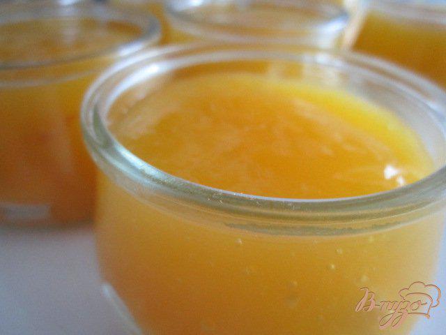 Фото приготовление рецепта: Апельсиновый десерт с персиками шаг №5
