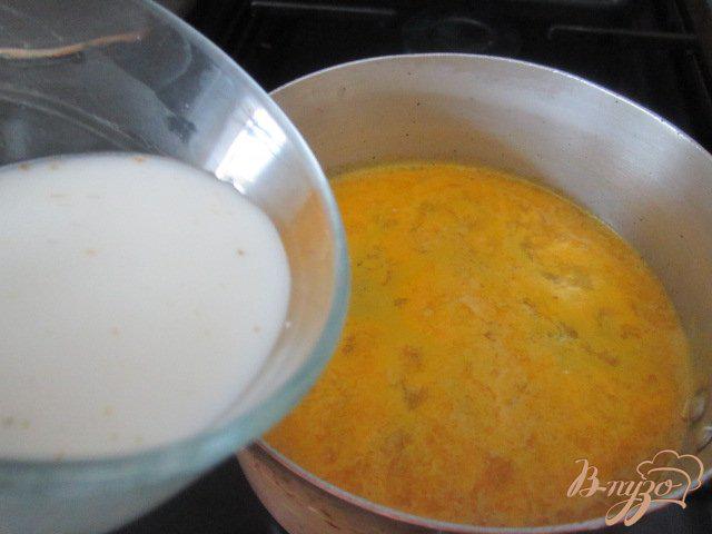 Фото приготовление рецепта: Апельсиновый десерт с персиками шаг №2