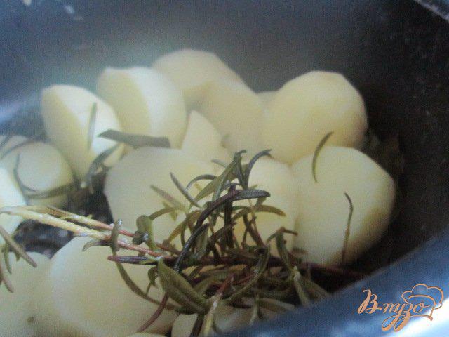 Фото приготовление рецепта: Давленый картофель с оливками шаг №4