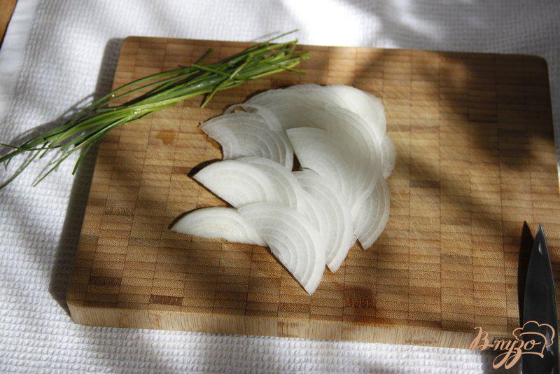 Фото приготовление рецепта: Тосканский салат с тунцом и белой фасолью шаг №3