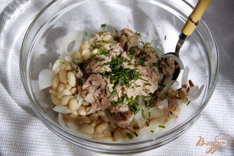 Фото приготовление рецепта: Тосканский салат с тунцом и белой фасолью шаг №4
