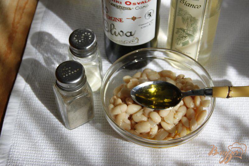 Фото приготовление рецепта: Тосканский салат с тунцом и белой фасолью шаг №2