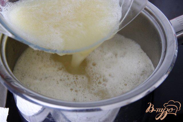 Фото приготовление рецепта: Куриный суп с яблоками и карри шаг №4