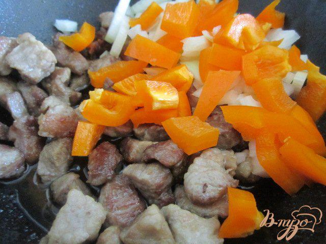 Фото приготовление рецепта: Рис со свининой и зеленой фасолью шаг №2