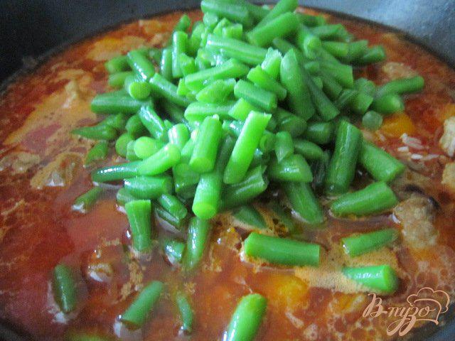 Фото приготовление рецепта: Рис со свининой и зеленой фасолью шаг №5