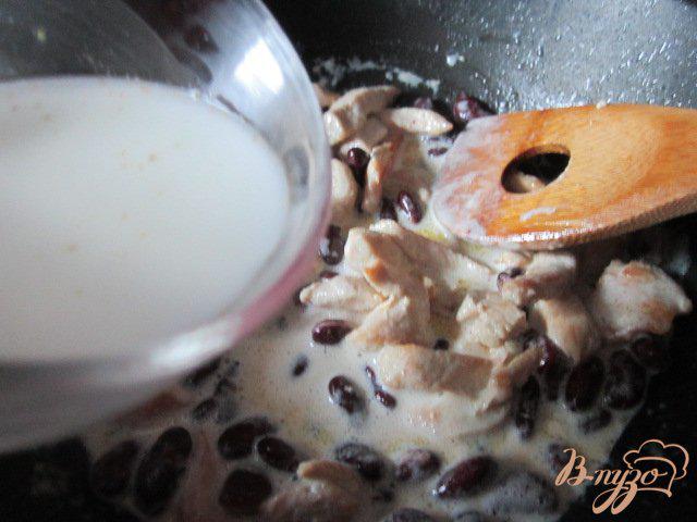 Фото приготовление рецепта: Куриные полоски с красной фасолью в сливочном соусе шаг №5