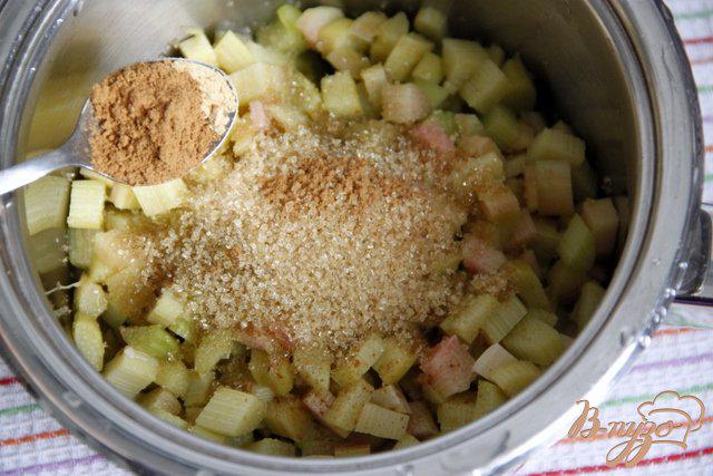 Фото приготовление рецепта: Открытый пирог с ревенем и миндалем шаг №3