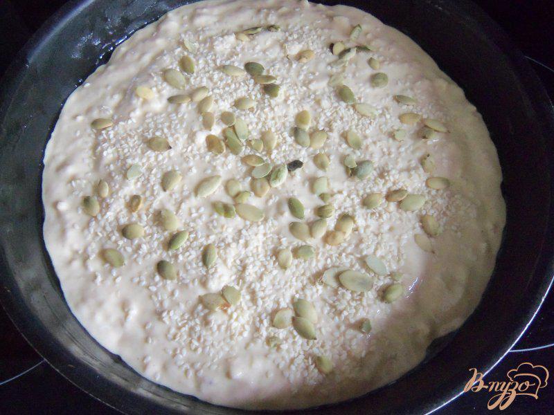 Фото приготовление рецепта: Сливочно-сырный пирог с кунжутом шаг №6