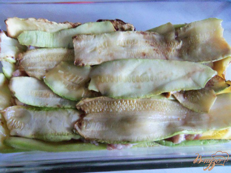 Фото приготовление рецепта: Запеканка из кабачков с фаршем под сливочным соусом шаг №7