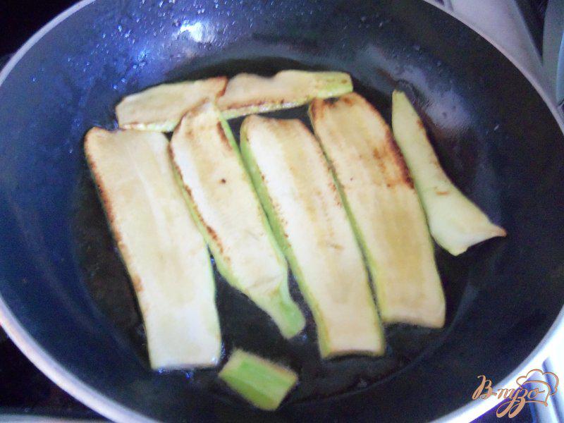 Фото приготовление рецепта: Запеканка из кабачков с фаршем под сливочным соусом шаг №2