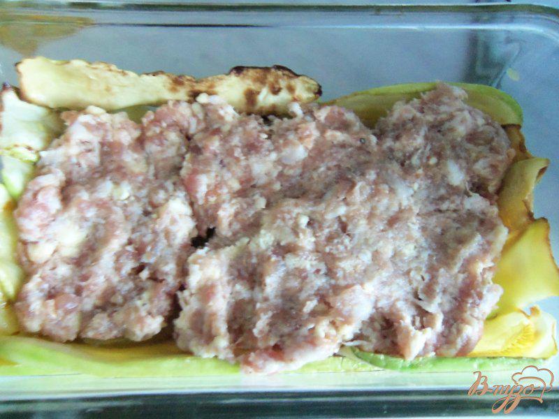 Фото приготовление рецепта: Запеканка из кабачков с фаршем под сливочным соусом шаг №6