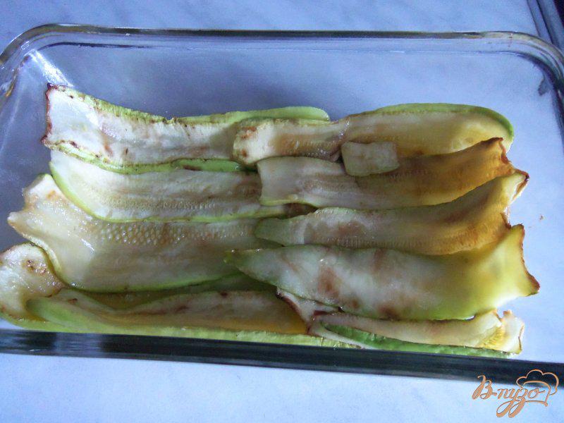 Фото приготовление рецепта: Запеканка из кабачков с фаршем под сливочным соусом шаг №4