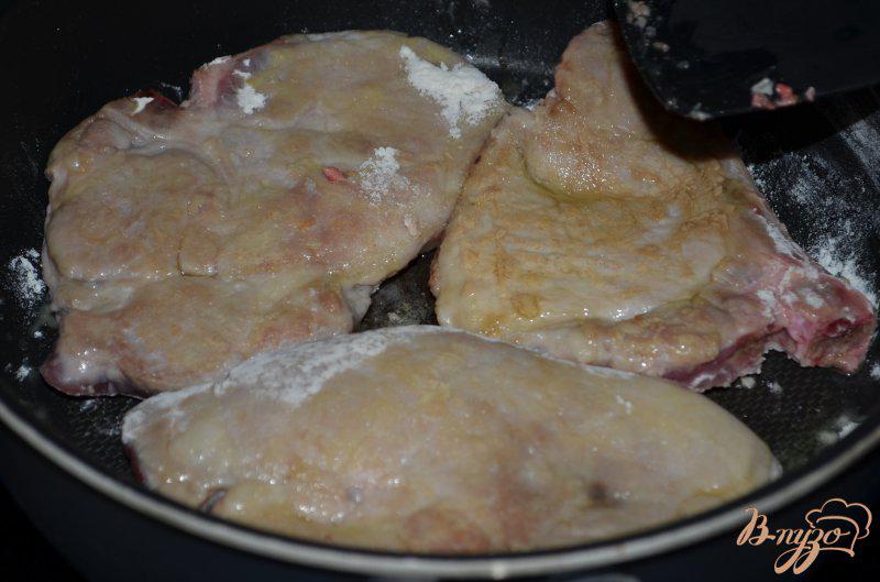 Фото приготовление рецепта: Свиные котлеты с вином Марсала и грибами шаг №2