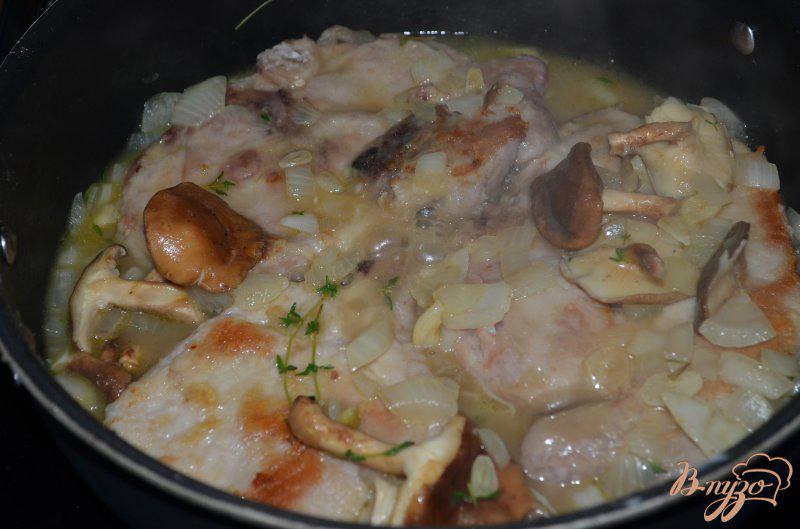 Фото приготовление рецепта: Свиные котлеты с вином Марсала и грибами шаг №4