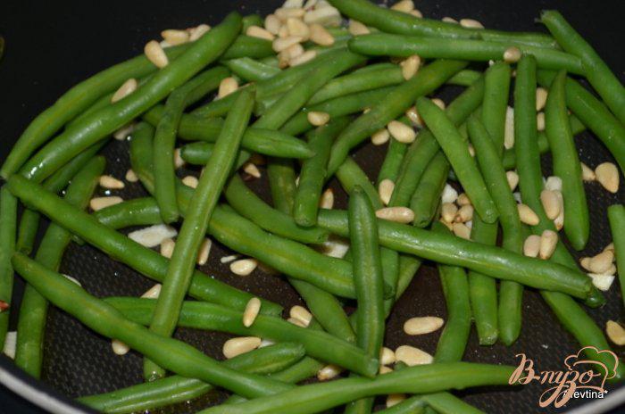 Фото приготовление рецепта: Зеленая фасоль с кедровыми орешками шаг №2