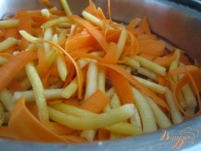 Фото приготовление рецепта: Стручковая фасоль с морковью на пару шаг №3