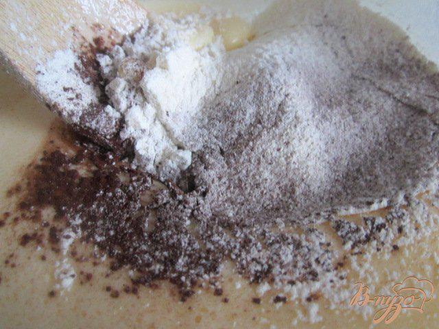 Фото приготовление рецепта: Бисквитный рулет с кремом из маскарпоне шаг №3