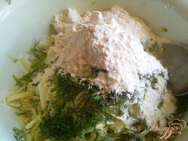 Фото приготовление рецепта: Кабачковые оладьи с сыром и укропом шаг №4