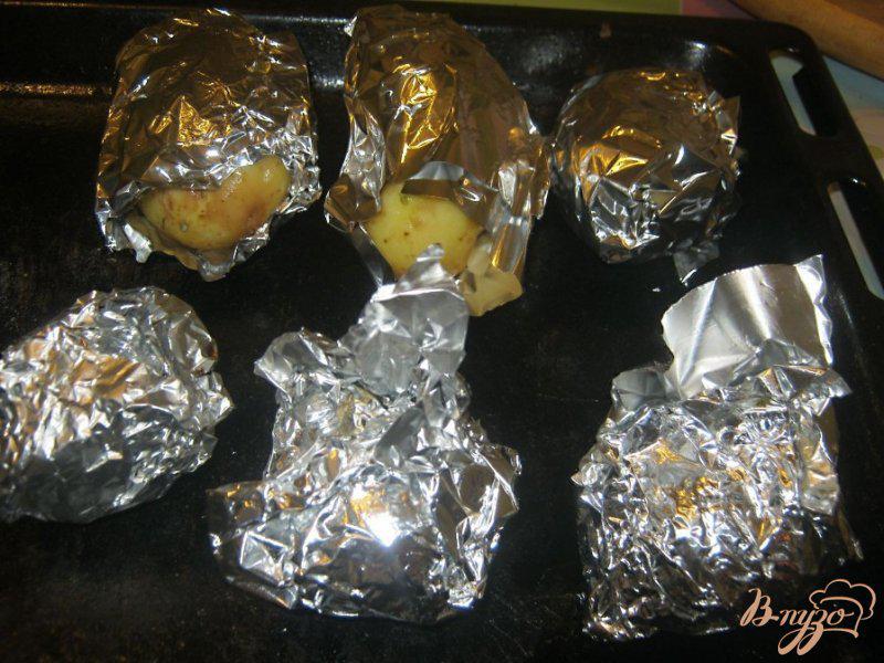 Фото приготовление рецепта: Картофель под сыром в фольге шаг №4