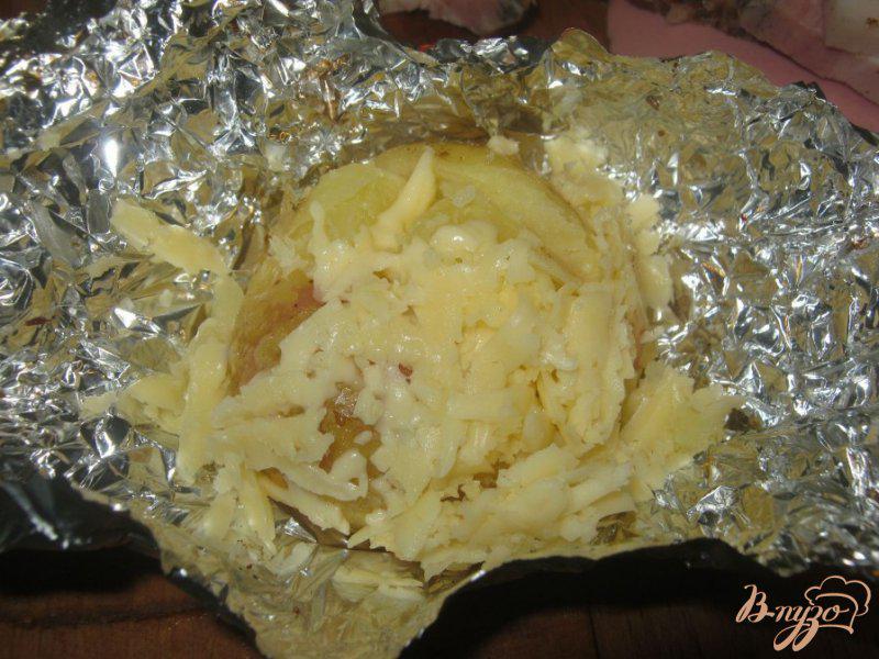 Фото приготовление рецепта: Картофель под сыром в фольге шаг №5