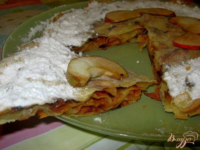 Фото приготовление рецепта: Слоёный яблочный пирог шаг №7