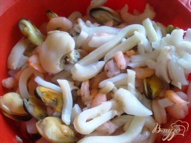 Фото приготовление рецепта: Морепродукты с овощами в томатной заливке шаг №4