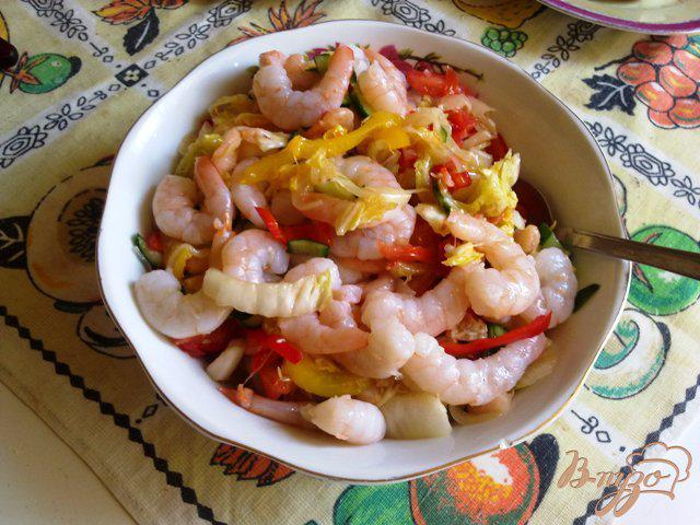 Фото приготовление рецепта: Овощной салат с креветками шаг №10