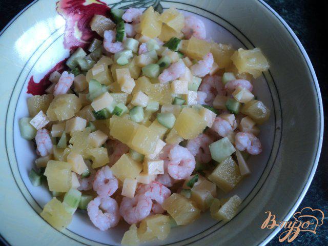 Фото приготовление рецепта: Салат с креветками в корзинках из лаваша шаг №3