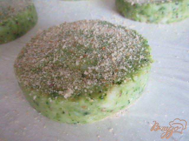 Фото приготовление рецепта: Картофельные биточки с брокколи шаг №5