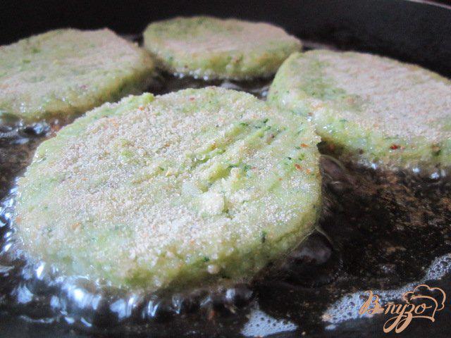 Фото приготовление рецепта: Картофельные биточки с брокколи шаг №6
