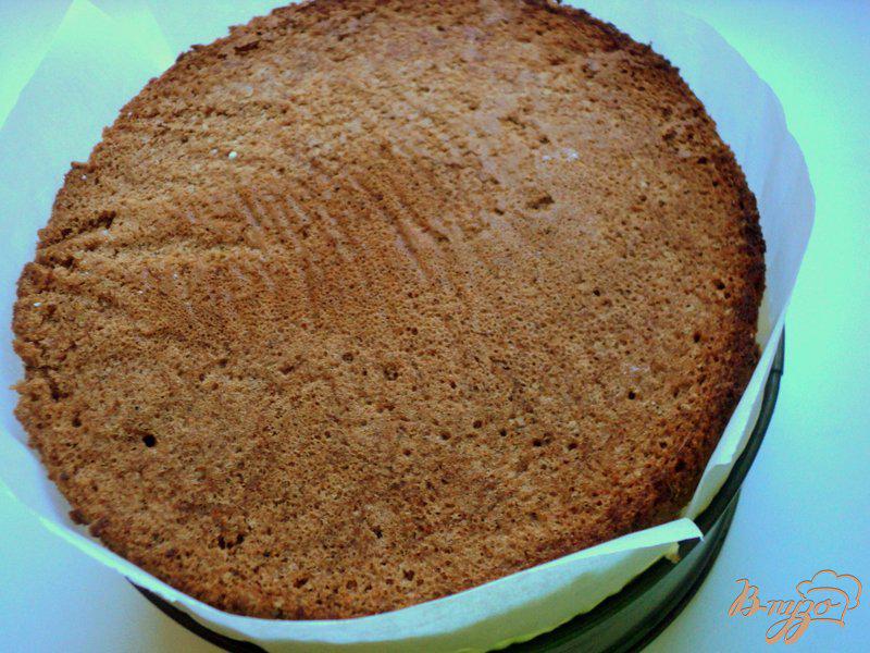 Фото приготовление рецепта: Шоколадный бисквитный торт шаг №11